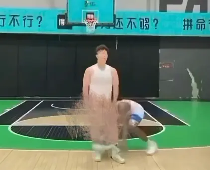 《牛教练的裤子》1080P高清中字-牛教练防守被黑哥假动作戏耍-裤子先投降爆笑名场面全集免费看