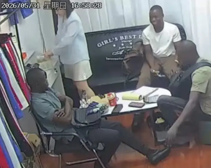 美女老板娘单挑三个黑人全过程 - 完整版高清在线观看全网首发播放
